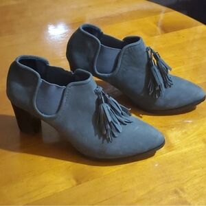 ALL BLACK  Chelsea Tassel Accent Gray Ankle Boots Size 40 EU